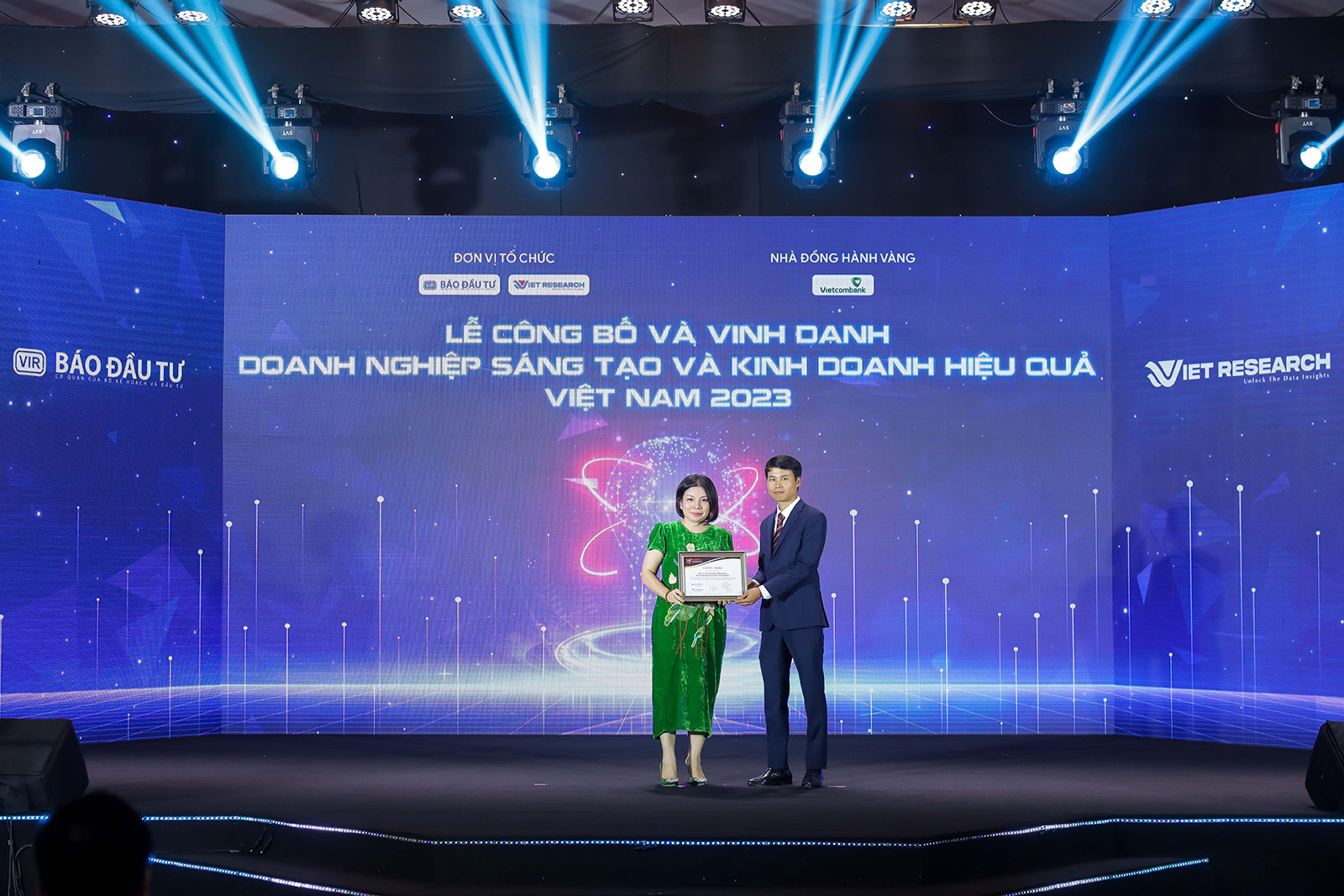 Dược Nam Hà được vinh danh top 10 doanh nghiệp Sáng tạo và Kinh doanh hiệu quả Việt Nam 2023