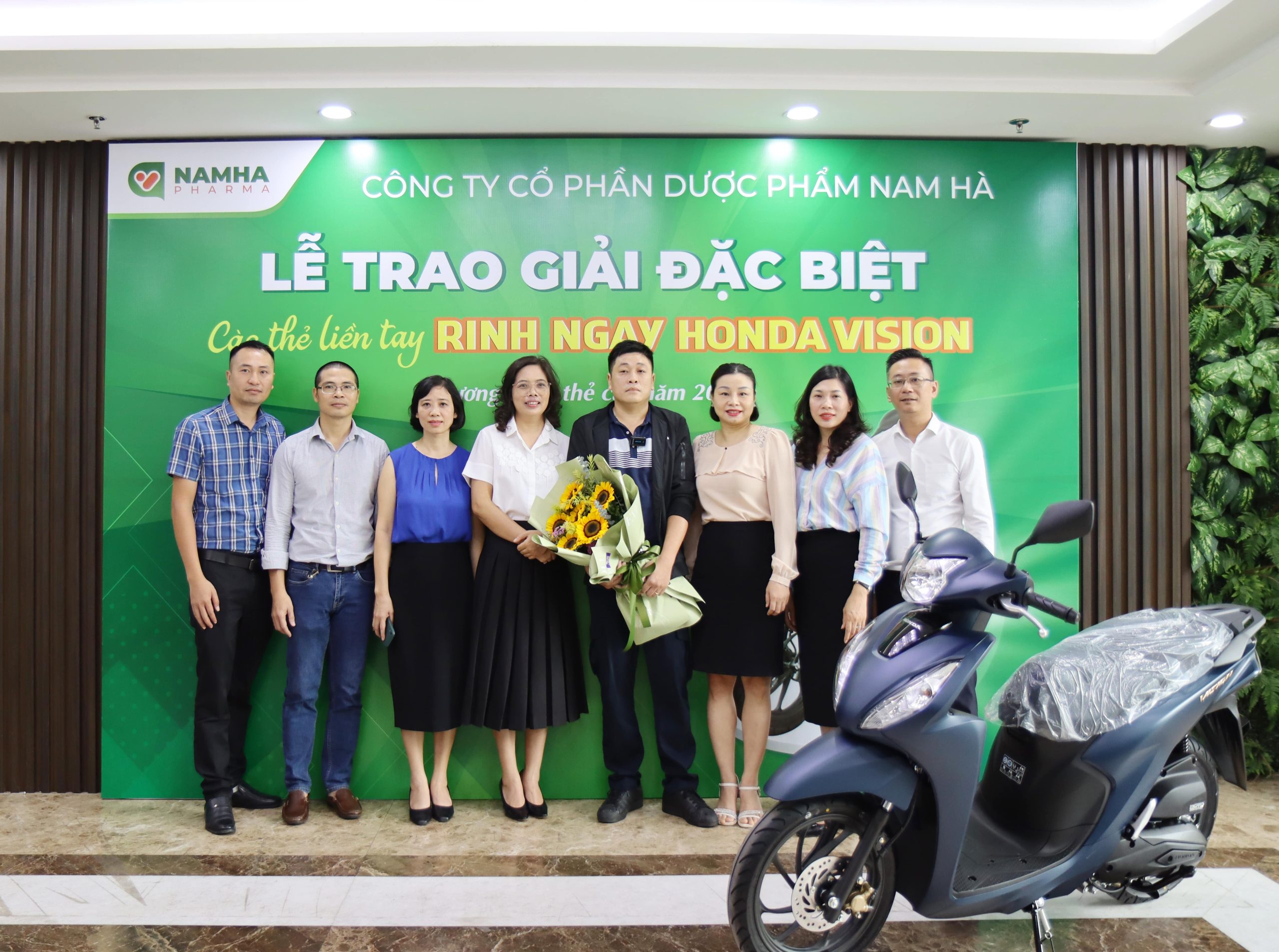 Dược Nam Hà trao giải thưởng xe Honda Vision cho khách hàng