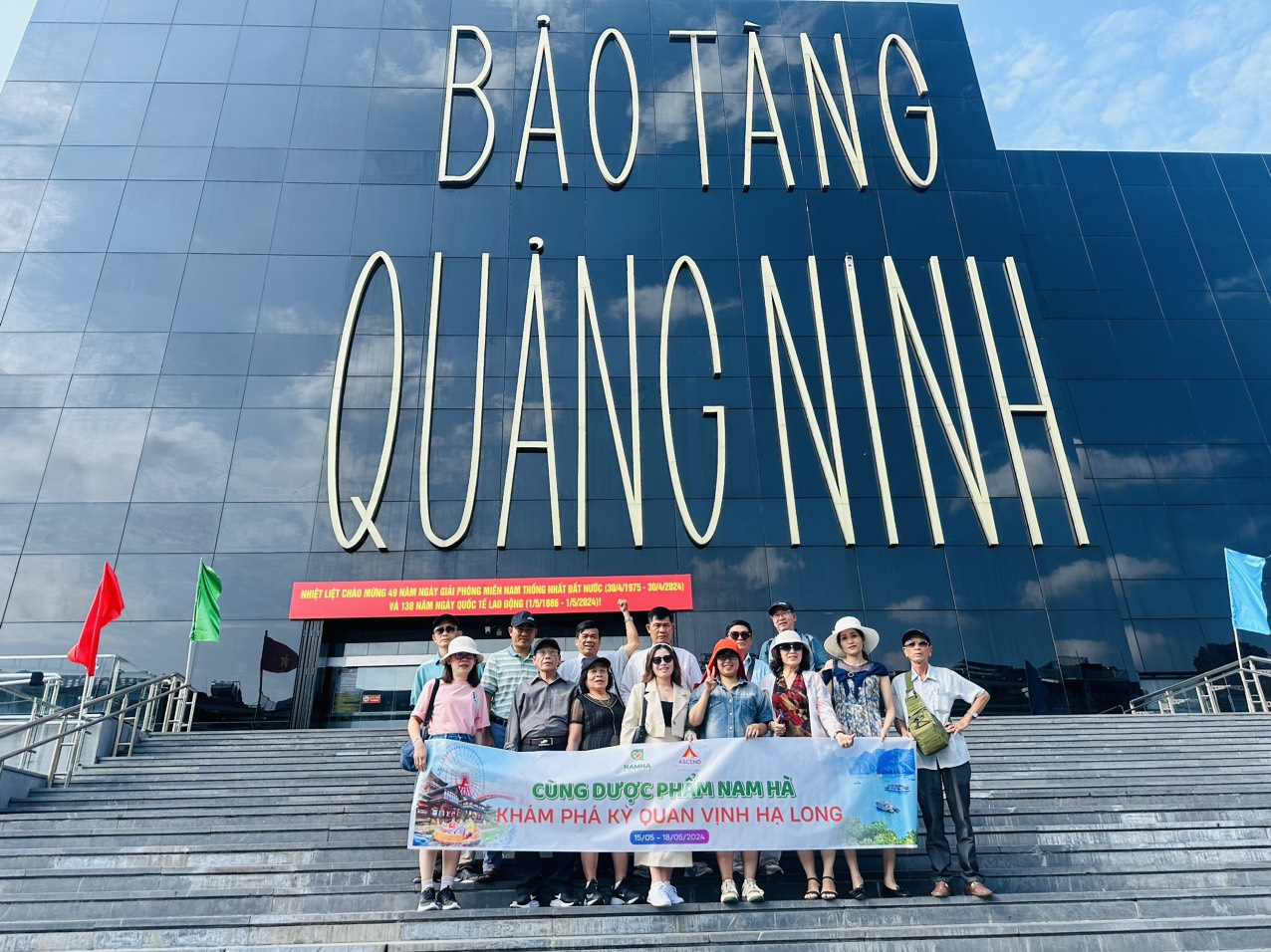 Dược Nam Hà tổ chức du lịch Hạ Long – Hà Nội cho khách hàng miền Trung