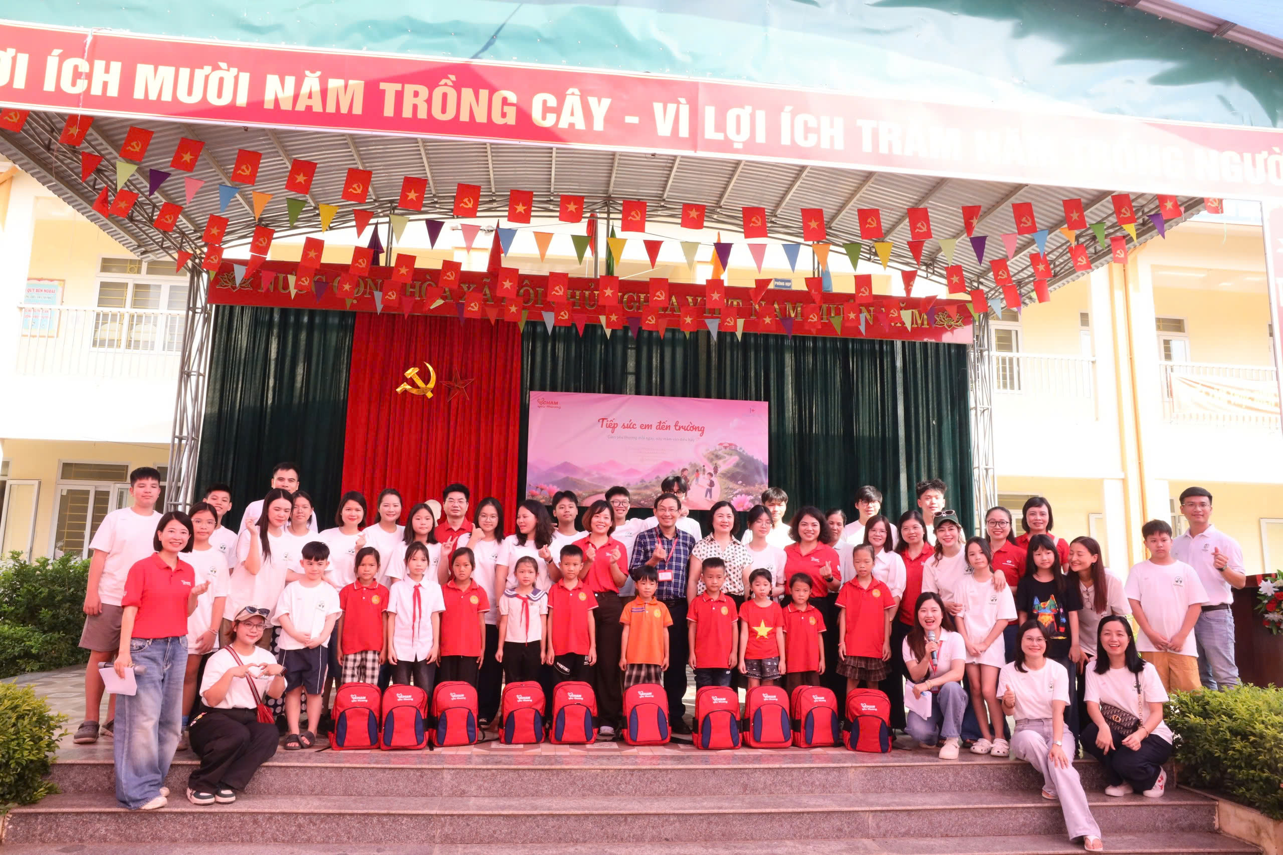 Dược Nam Hà đồng hành tiếp sức em đến trường ở Cao Bằng
