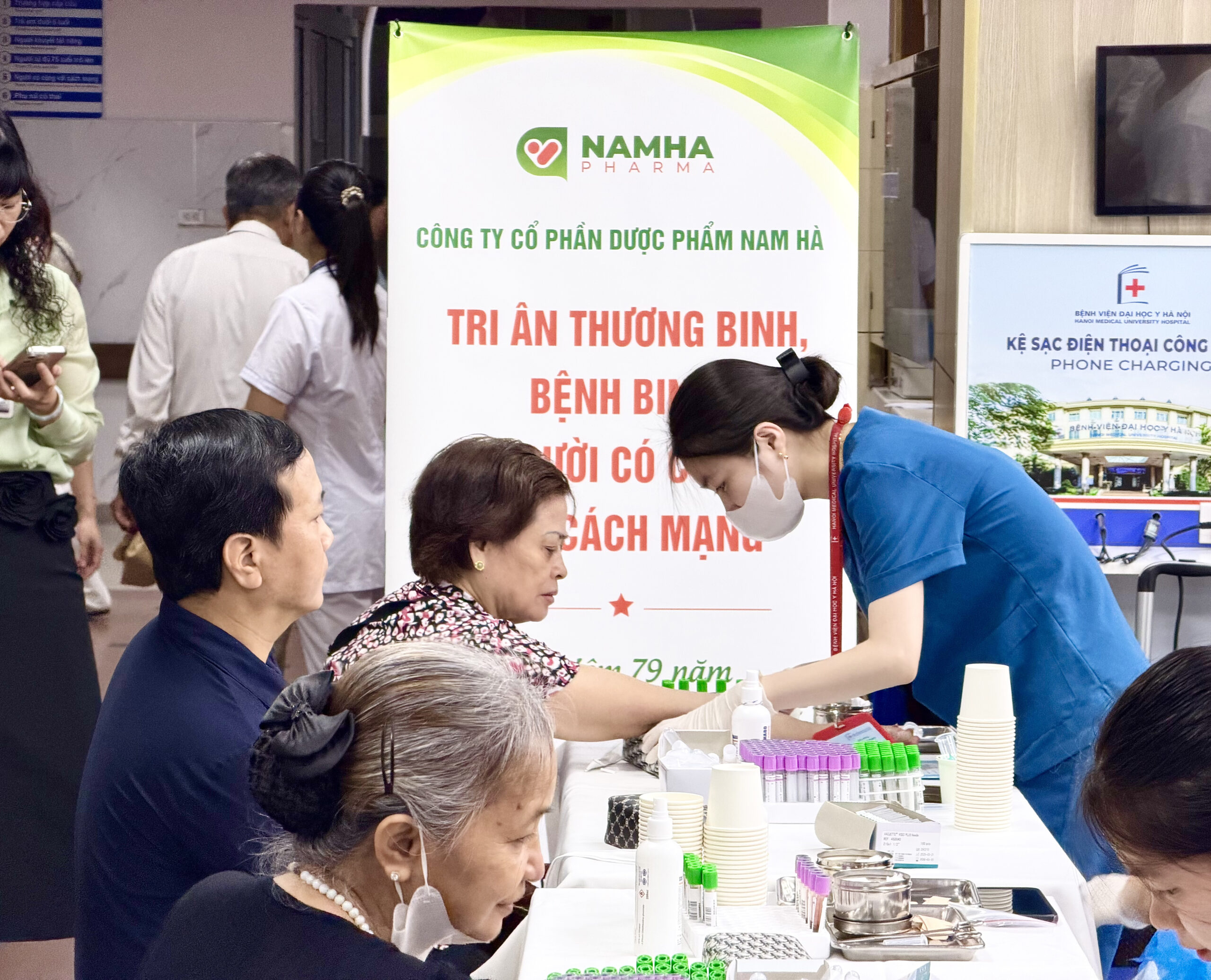 Dược Nam Hà gửi quà tri ân đến người có công phường Kim Liên – Hà Nội